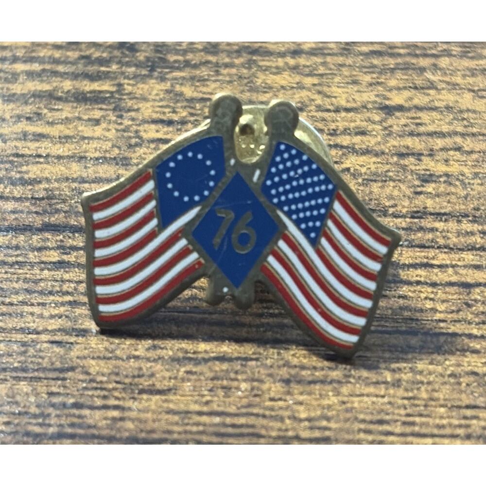 Vtg 1976 Bicentennial AMERICAN FLAGS w '76' Lapel Pin Americana FREE SHIPPING